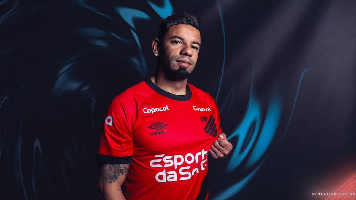 Athletico-PR contrata lateral Bruno Peres até o fim da temporada 