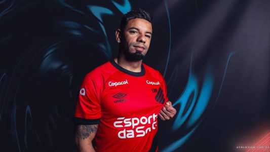 Bruno Peres foi anunciado pelo Furacão em contrato até o fim de 2023