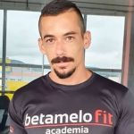 Instrutor de academia cai de cabeça e morre em acidente com barra fixa 