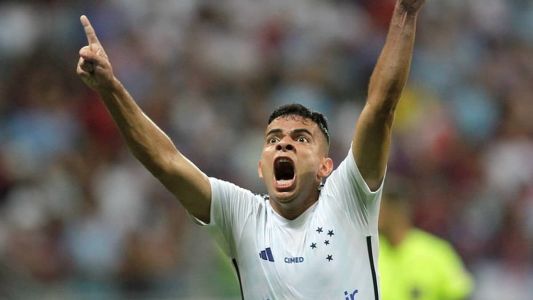 Bruno Rodrigues comemora gol pelo Cruzeiro contra o Bahia, na Fonte Nova