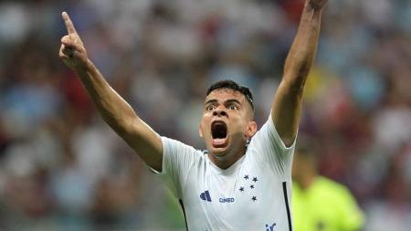 Bruno Rodrigues comemora gol pelo Cruzeiro contra o Bahia, na Fonte Nova
