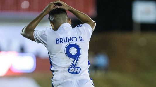 Bruno Rodrigues, de pênalti, marcou o segundo gol da vitória do Cruzeiro
