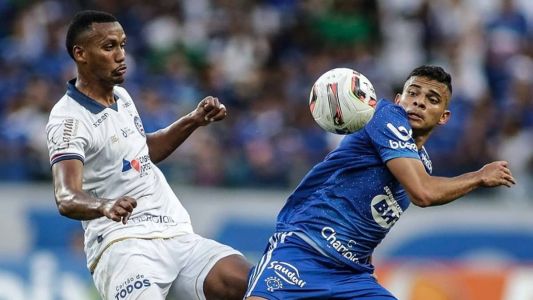 Bruno Rodrigues disputa bola com Rezende em Cruzeiro x Bahia, no Mineirão