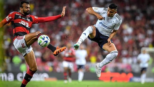 Bruno Rodrigues disputa bola no alto com Fabrício Bruno, do Flamengo