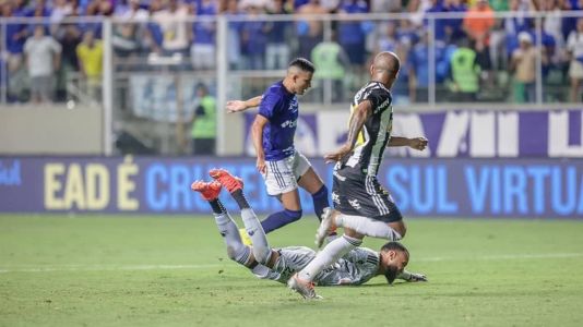 Bruno Rodrigues driblou a defesa atleticana e anotou o gol do Cruzeiro no jogo