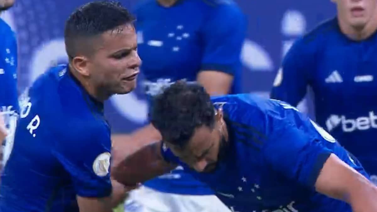 Bruno Rodrigues e Dourado, do Cruzeiro, brigam e trocam empurrões por pênalti