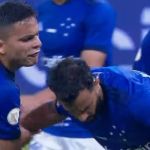 Bruno Rodrigues e Dourado, do Cruzeiro, brigam e trocam empurrões por pênalti
