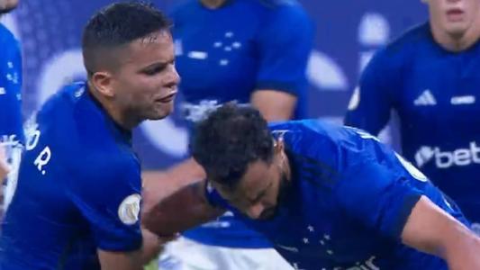 Bruno Rodrigues e Henrique Dourado brigaram pela cobrança de pênalti em Cruzeiro x Fluminense