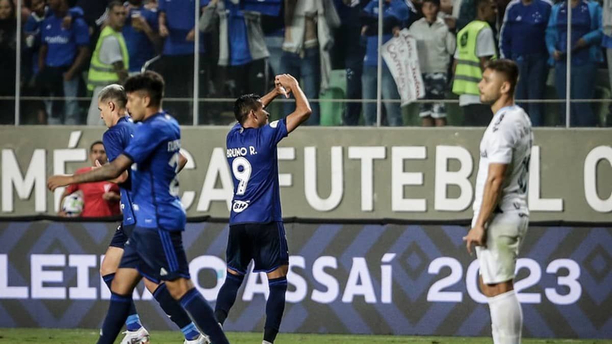 Cruzeiro joga melhor, bate o Grêmio, e Pepa vence a primeira no Brasileiro
