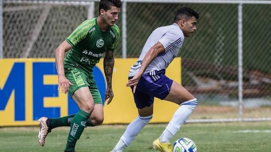 Bruno Rodrigues em ação em jogo-treino contra o Juventude, na Toca da Raposa II