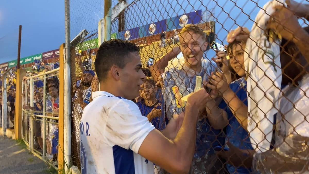 Torcedor dá um dólar para Bruno Rodrigues após vitória do Cruzeiro em cima da Caldense