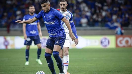 Bruno Rodrigues tenta conduzir a bola em duelo entre Cruzeiro e Fortaleza, no Mineirão