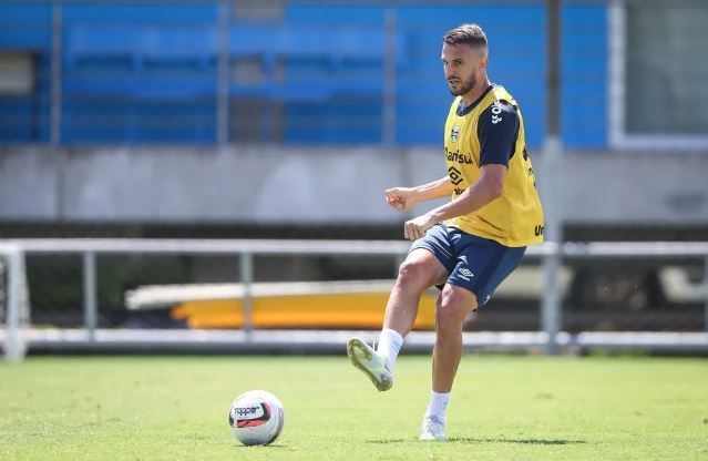 Vitória acerta com zagueiro do Grêmio e espera assinar por dois anos