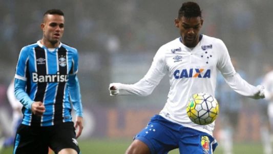 Bruno Viana protege bola de meia-atacante Luan, ex-Grêmio