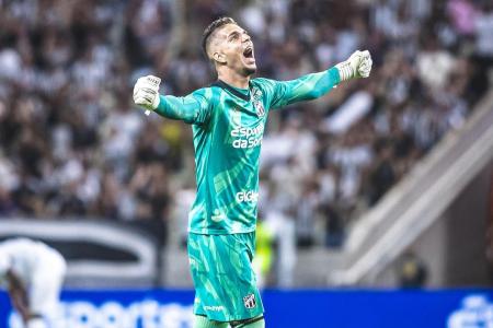 Goleiro Bruno Ferreira, em ação pelo Ceará