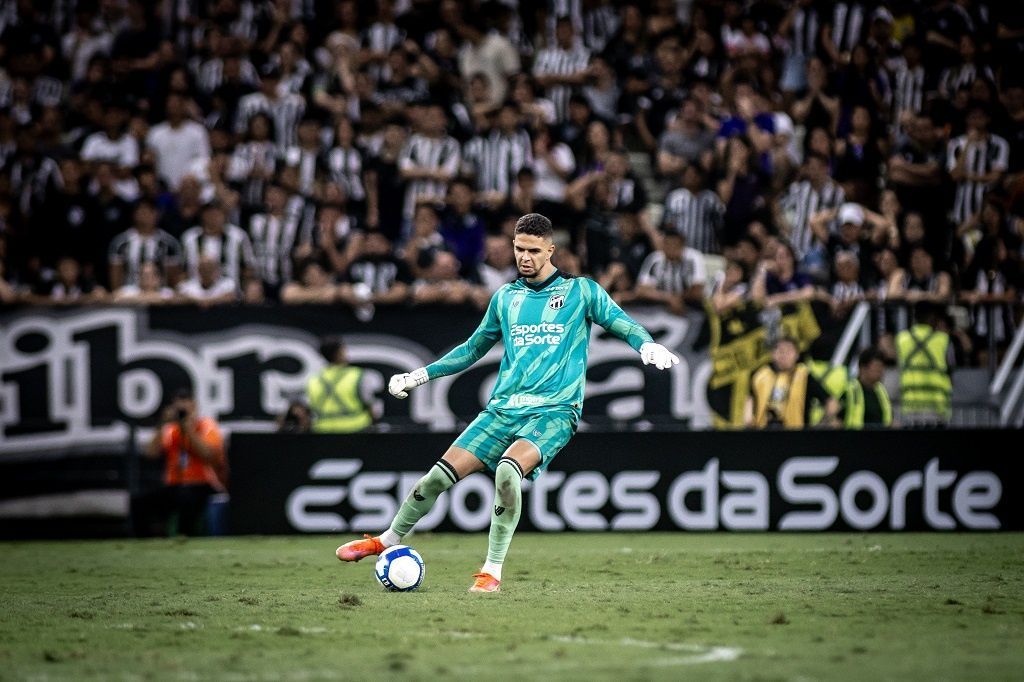 Ceará renova contrato com goleiro titular no acesso para a Série A