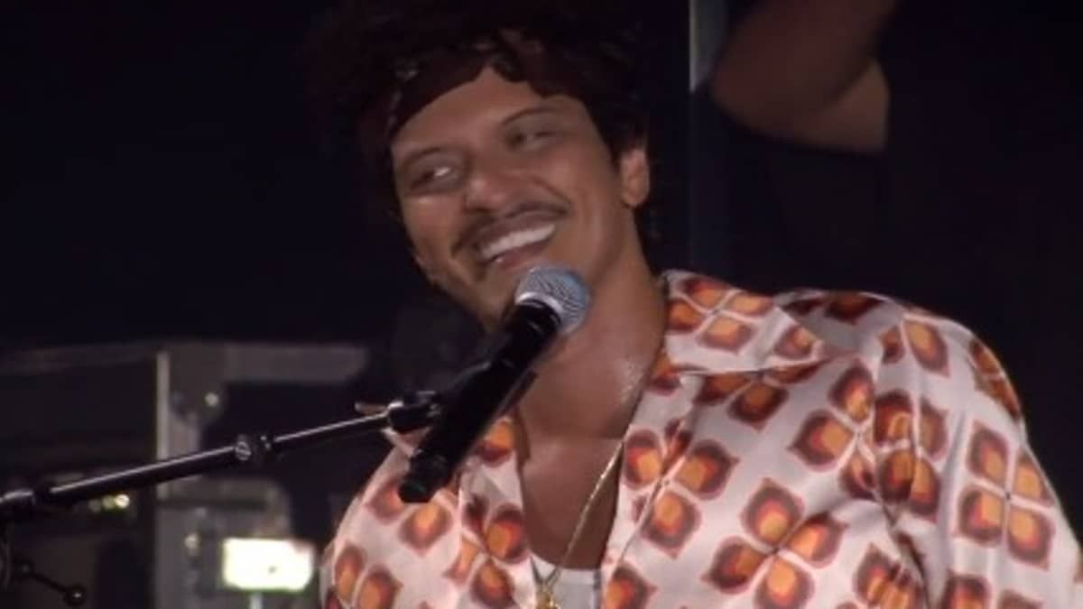 Chitãozinho e Xororó reagem após Bruno Mars tocar ‘Evidências’ no The Town