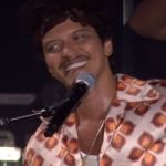 Chitãozinho e Xororó reagem após Bruno Mars tocar ‘Evidências’ no The Town