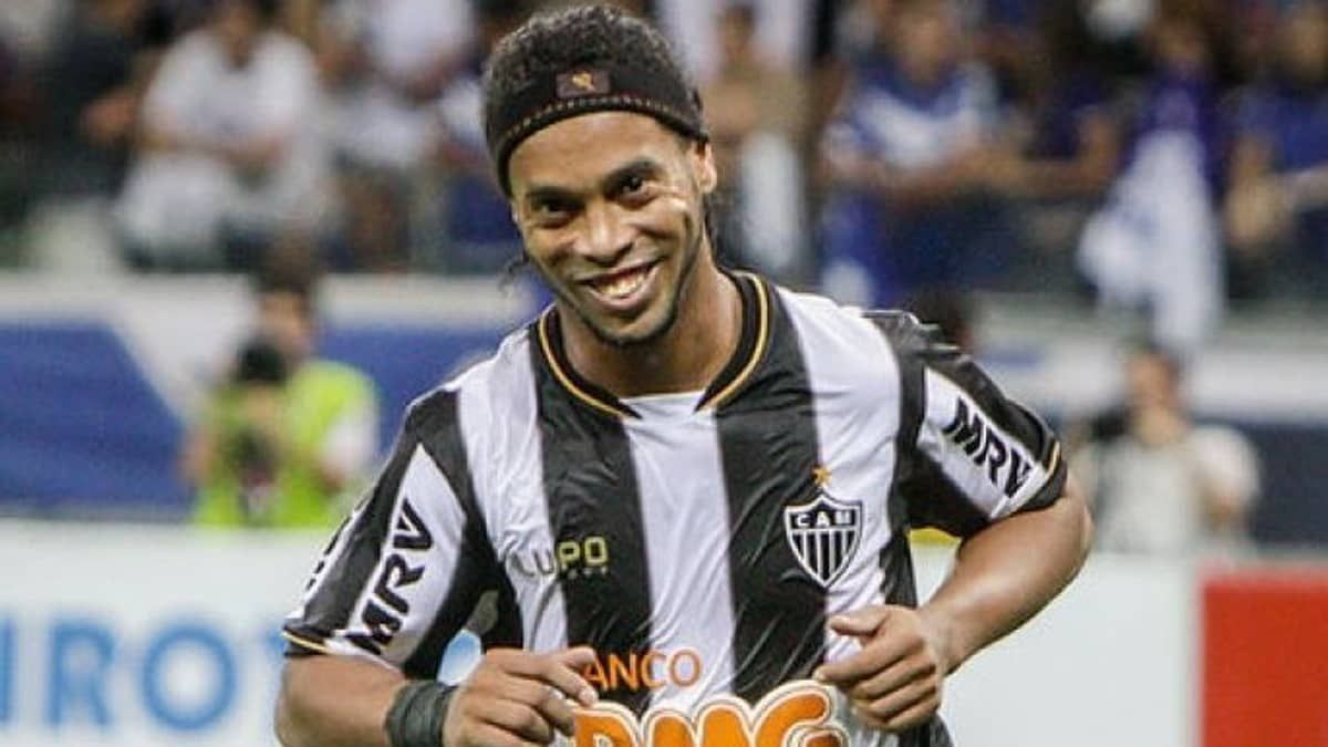 Atlético confirma presença de Ronaldinho em 'jogo das lendas' na Arena MRV
