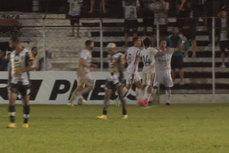 Itabirito vence Democrata-GV de virada em jogo de gols contra na estreia no Mineiro