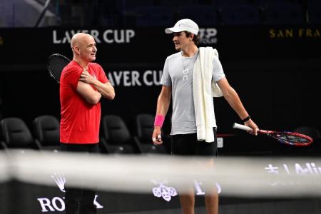 Andre Agassi e João Fonseca em treino da Laver Cup