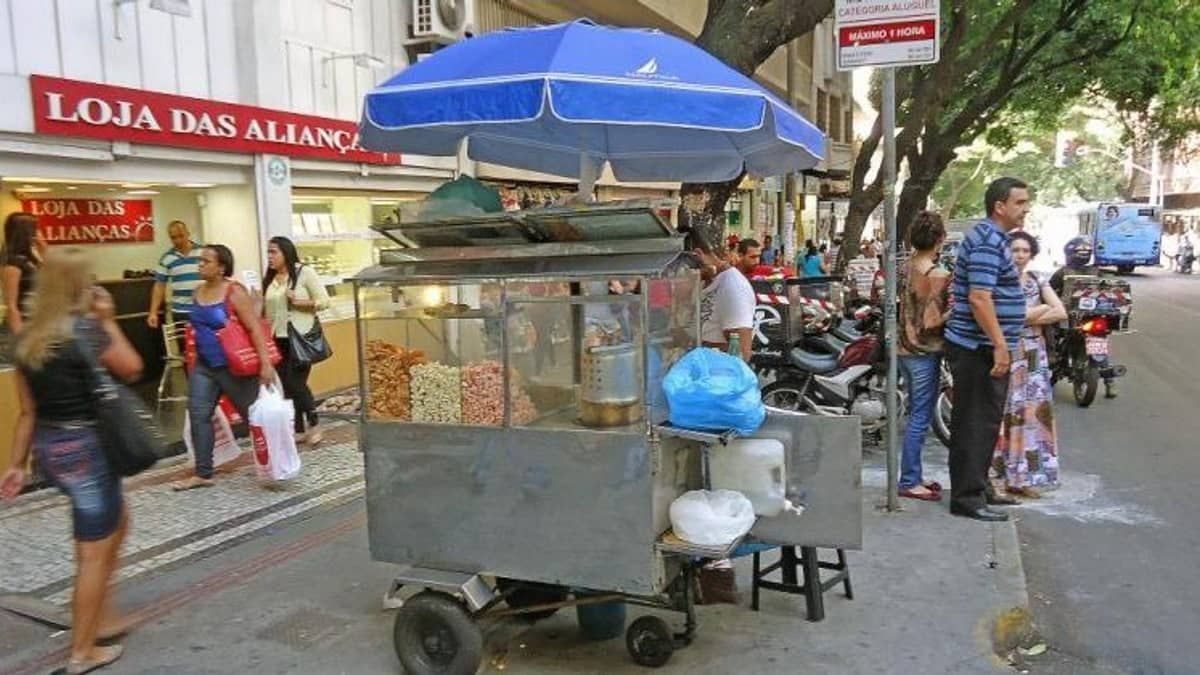 Ambulantes enfrentam dificuldades seis anos após retirada de camelôs do centro de BH