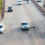 Buracos nas ruas de BH causam prejuízos a motoristas após chuvas; motorista de app teve dano de R$ 600