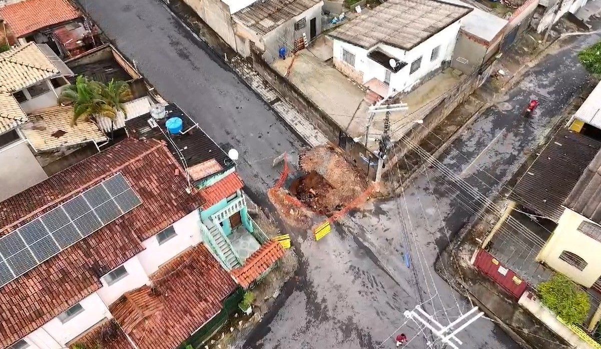 Cratera gigante se abre no bairro Aparecida, em BH, e preocupa moradores