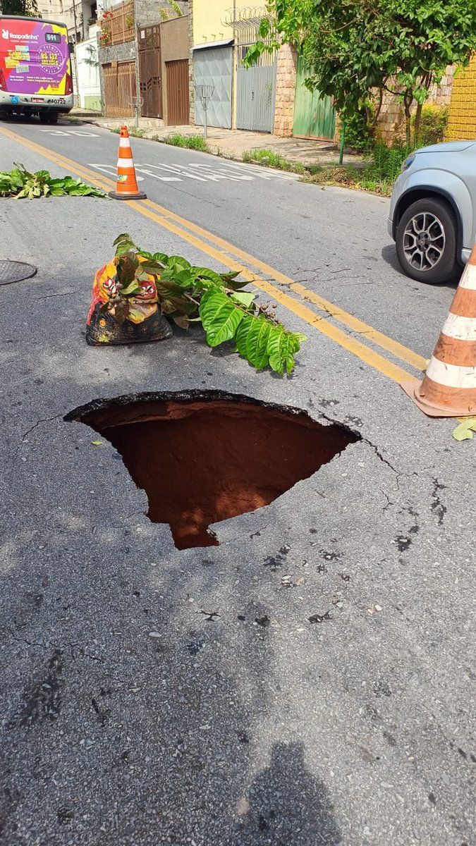 Buraco se abre em Venda Nova e interdita rua do bairro São João Batista