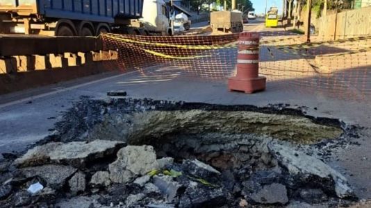 Buraco está localizado na marginal da avenida, no sentido Betim, perto da praça da Cemig