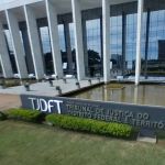 Mulher cai em buraco na rua durante evento e será indenizada em R$ 5 mil