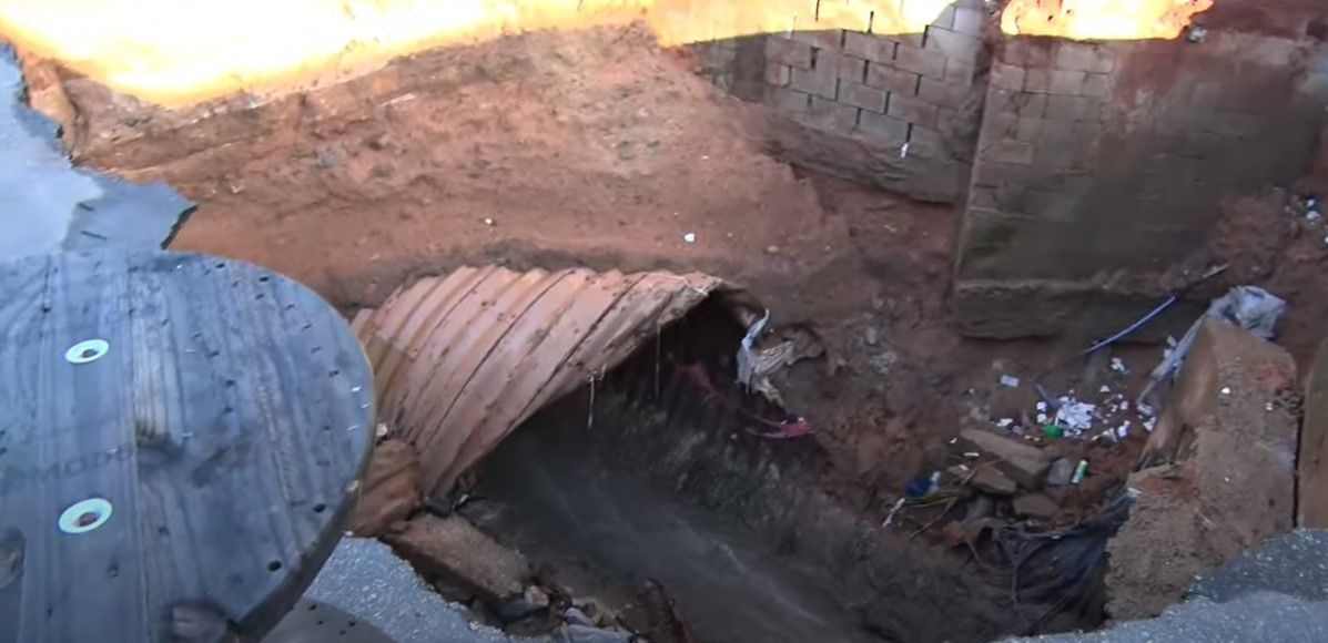 Temporal abre cratera gigante em rua e preocupa moradores de Ibirité (MG)