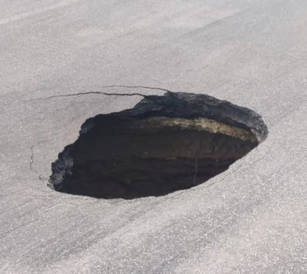 Cratera se abre na BR-381 e causa transtorno para motoristas que passam por Sabará (MG)
