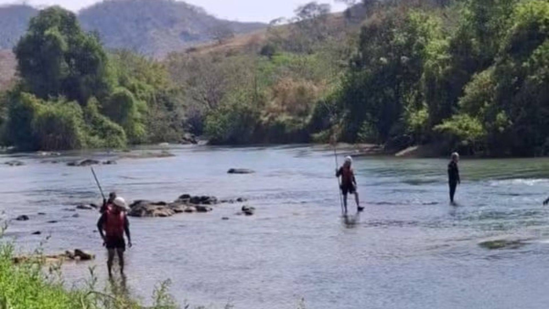 Buscas por jovem que caiu em rio na Zona da Mata seguem pelo terceiro dia