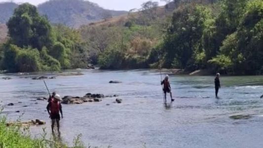 Jovem de 18 anos que desapareceu após cair acidentalmente no Rio Pomba, em Astolfo Dutra, na Zona da Mata, no domingo (21), ainda não foi localizado
