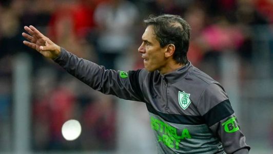 Bustos durante partida do América contra o Athletico Paranaense, pela Série A