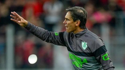 Bustos durante partida do América contra o Athletico Paranaense, pela Série A