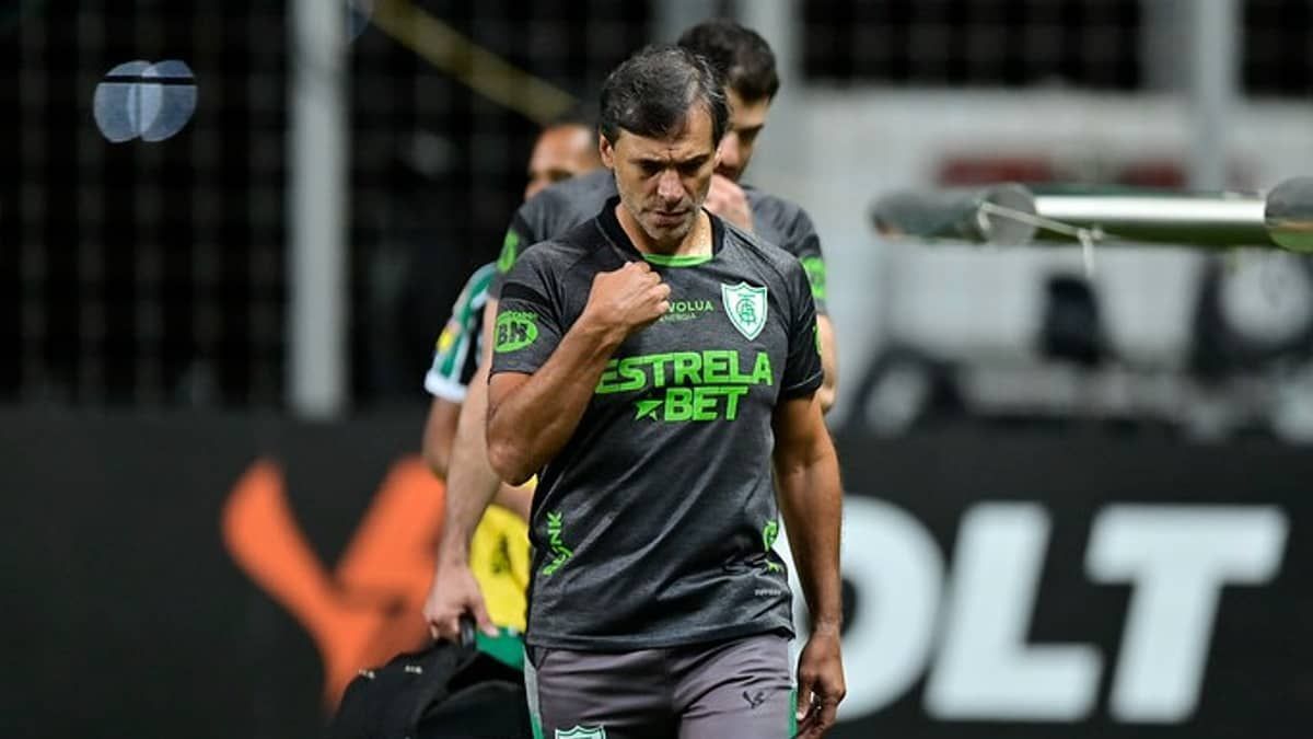 Fabián Bustos escala América com novidades para confronto direto com o Vasco