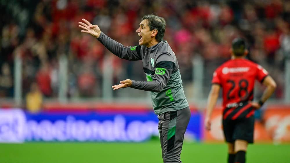 Por que o América joga bem e não vence? Bustos analisa nova derrota