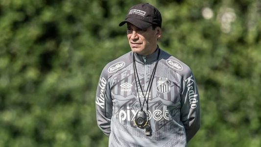 Bustos passou pelo futebol brasileiro em 2022 e comandou o Santos