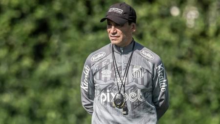 Bustos passou pelo futebol brasileiro em 2022 e comandou o Santos