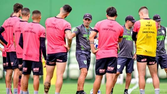 Bustos perdeu titular para clássico com o Atlético em Uberlândia