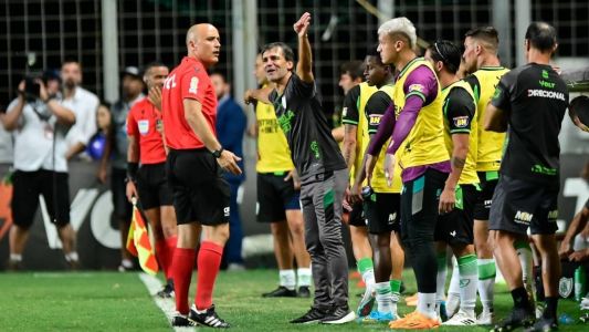 Bustos venceu apenas dois dos primeiros sete jogos no comando do América