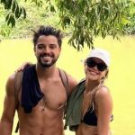 Após Rodrigo Simas se revelar bissexual, Agatha Moreira explica relação: “Aberta ao diálogo”