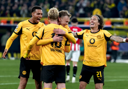 Jogadores do Borussia Dortmund comemoram gol na goleada por 4 a 1 sobre o Athletic Bilbao na Champions 2025/2026