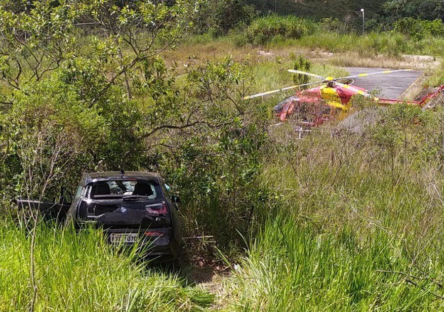 Idosa perde controle da direção e cai com BMW em matagal em Nova Lima
