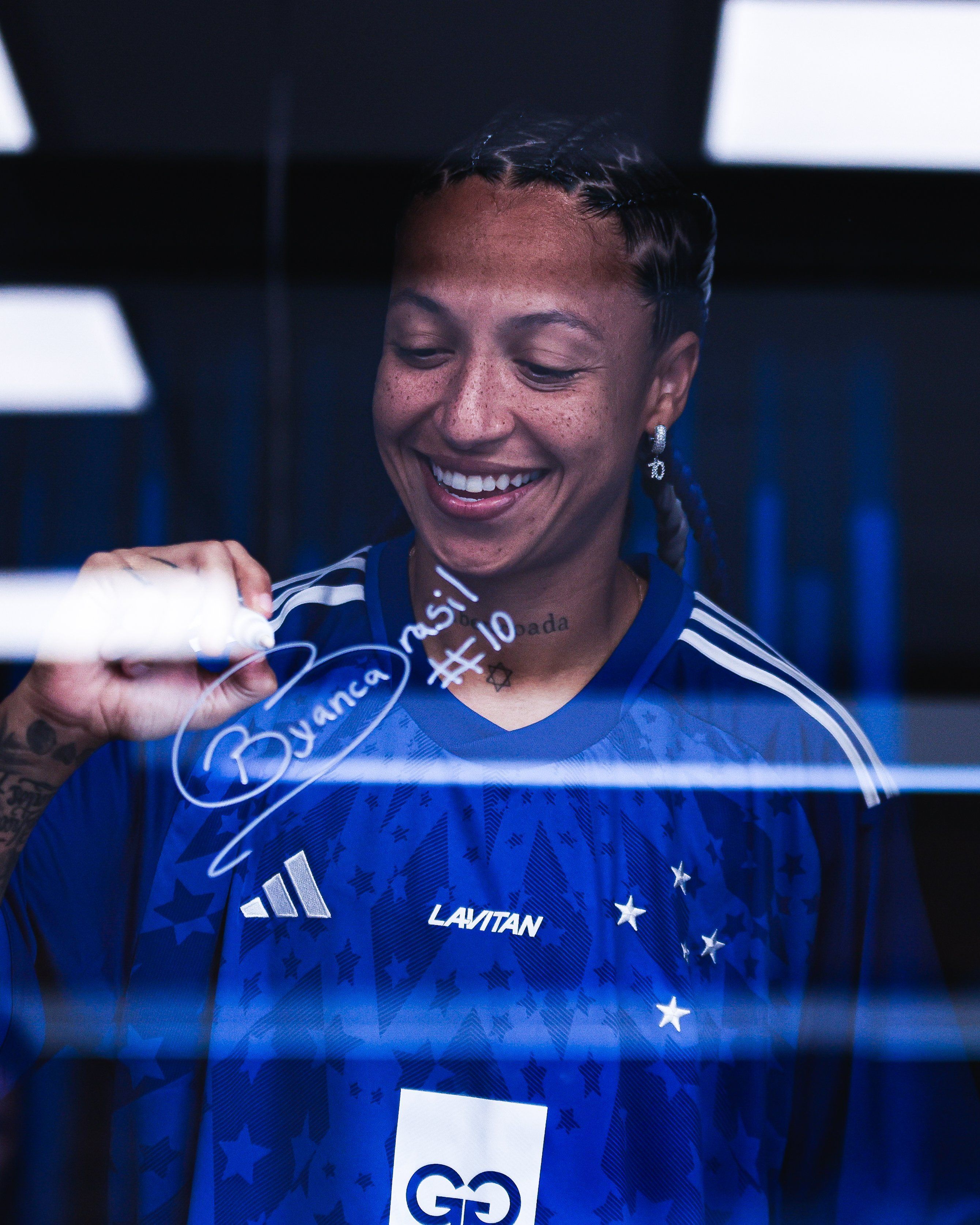 Cruzeiro anuncia renovação de contrato com Byanca Brasil; saiba detalhes