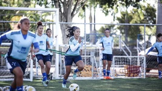 Byanca Brasil se destacou pelo Cruzeiro na partida de estreia contra o Grêmio