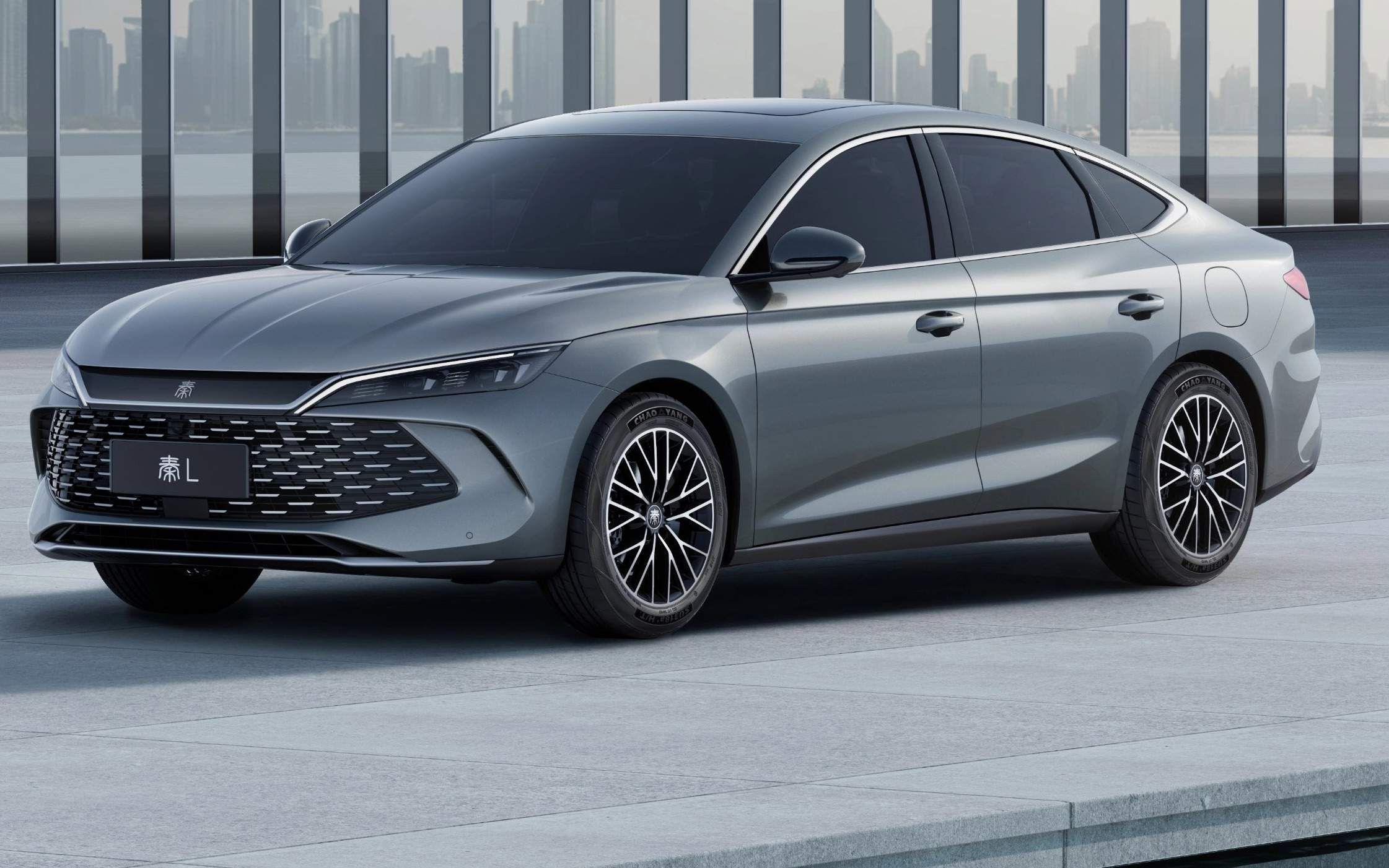 BYD Qin L 2026: sedã híbrido que faz 36 km/l é lançado na China e pode vir ao Brasil