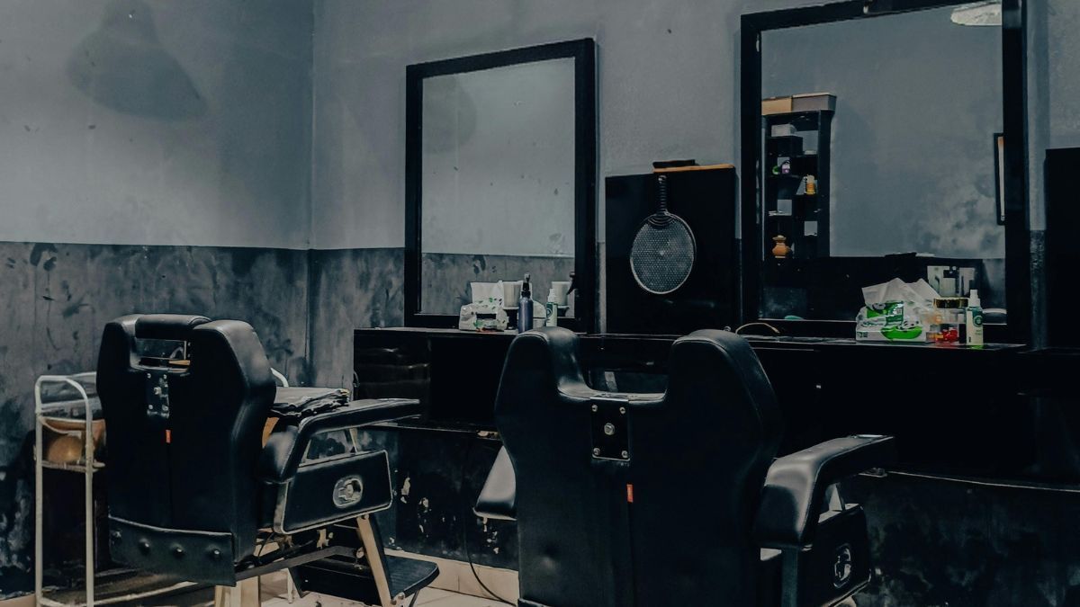 Homem agride genro a chicotadas em barbearia de MG e foge